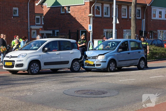 Auto rijdt achterop ander voertuig