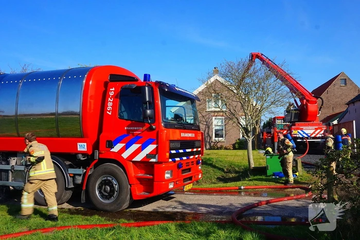 Brandweer blust brand achter zonnepanelen