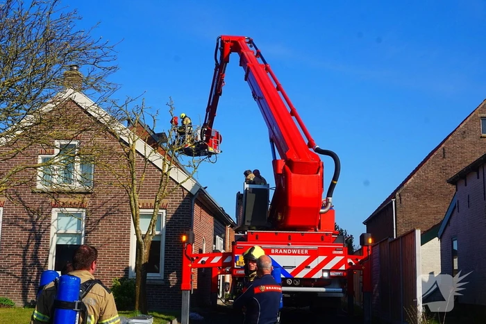 Brandweer blust brand achter zonnepanelen