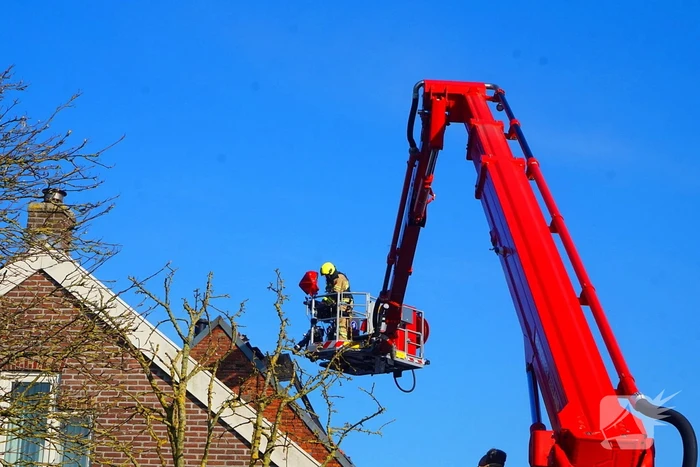 Brandweer blust brand achter zonnepanelen