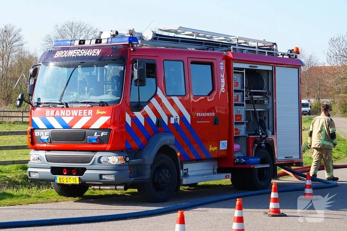 Brandweer blust brand achter zonnepanelen