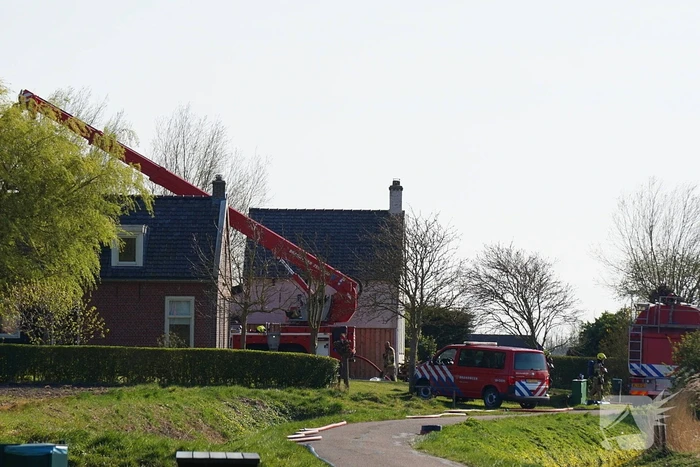 Brandweer blust brand achter zonnepanelen