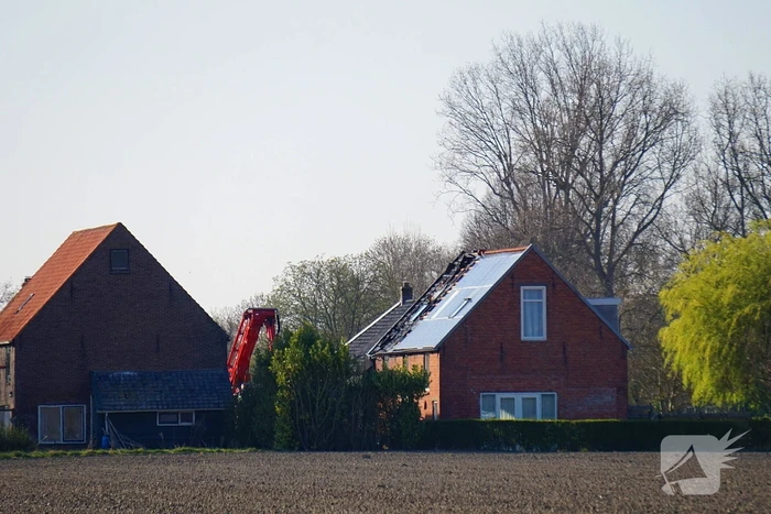 Brandweer blust brand achter zonnepanelen