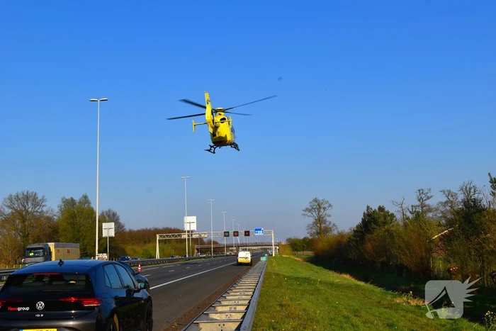Traumahelikopter landt op snelweg