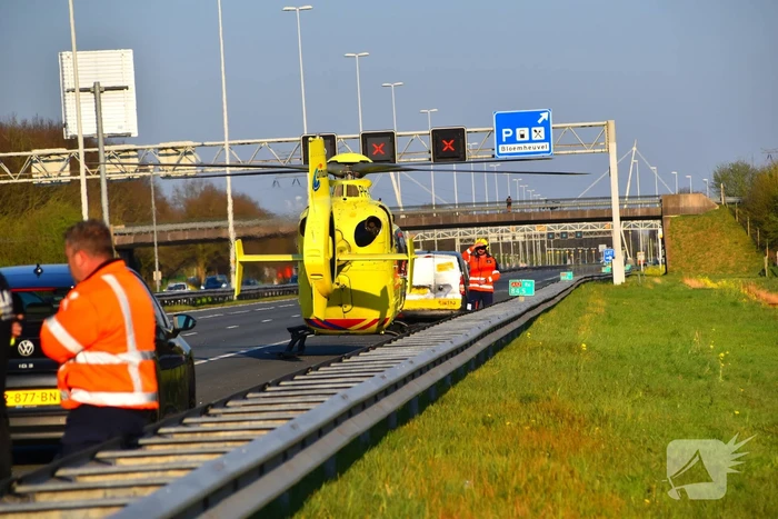 Traumahelikopter landt op snelweg