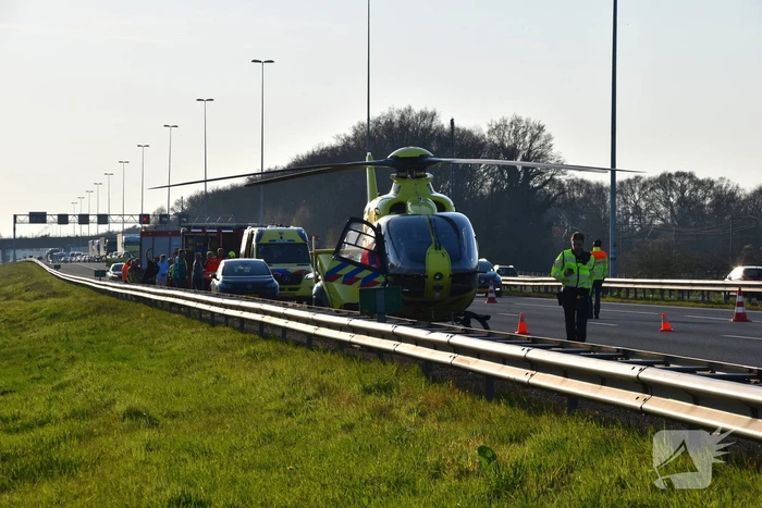 Traumahelikopter landt op snelweg