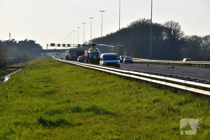 Traumahelikopter landt op snelweg