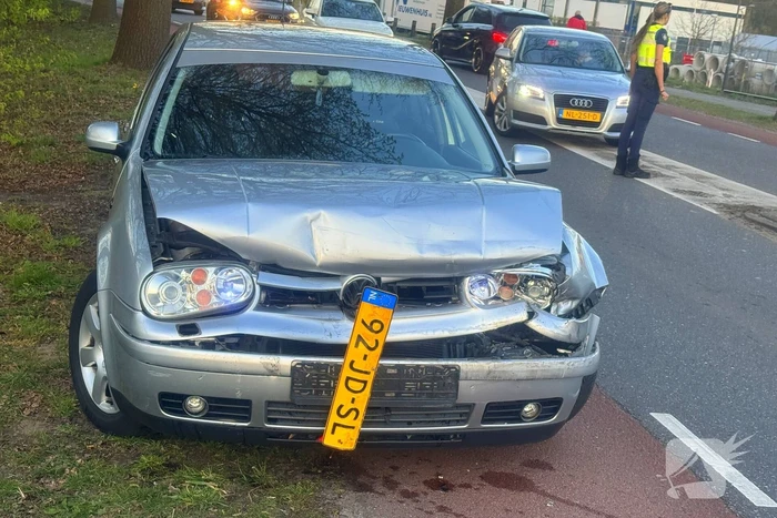Aanrijding tussen twee auto's op een spoorlijn