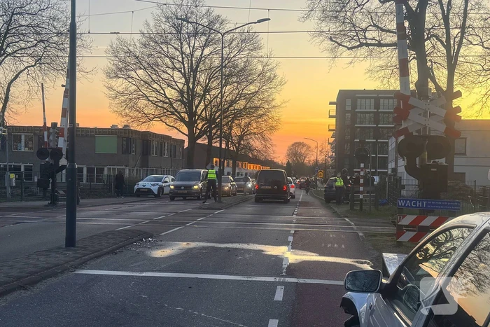 Aanrijding tussen twee auto's op een spoorlijn