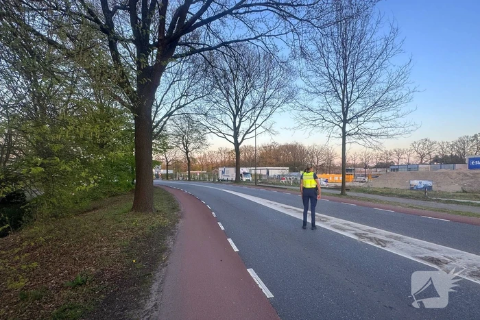 Aanrijding tussen twee auto's op een spoorlijn