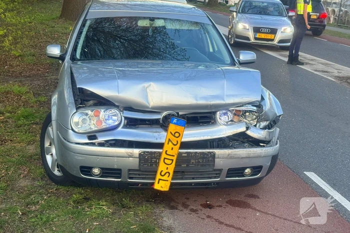 Aanrijding tussen twee auto's op een spoorlijn