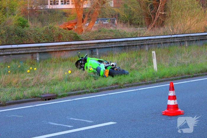 Motorrijder vliegt uit de bocht