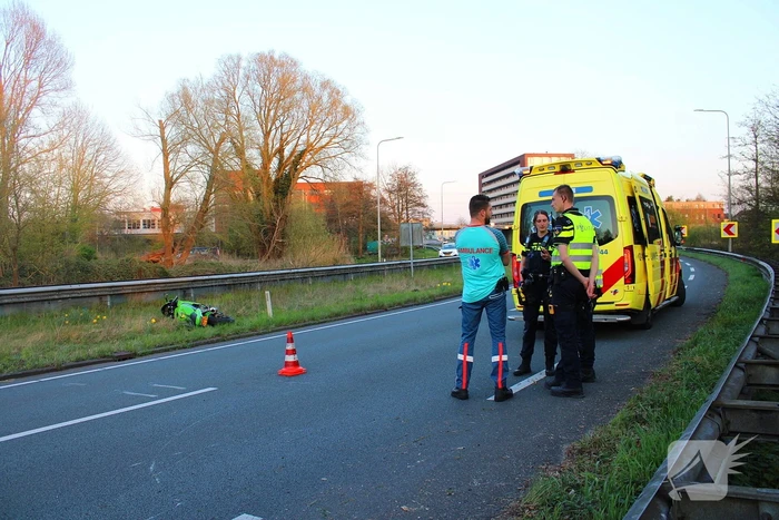 Motorrijder vliegt uit de bocht