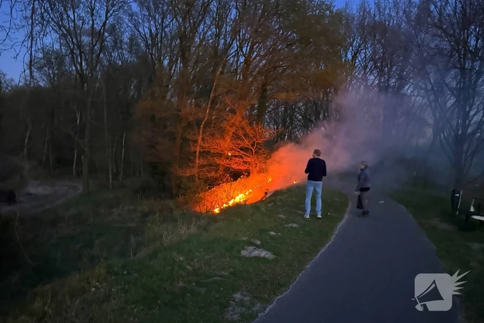 Brandweer ingezet voor bermbrand