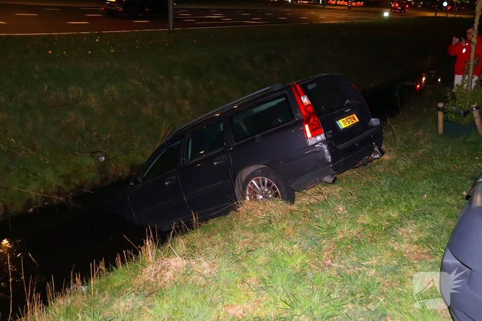 Auto raakt te water