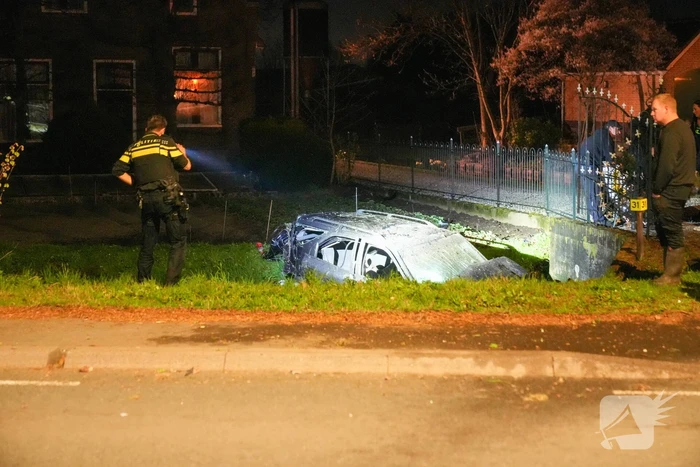 Auto raakt bij botsing met boom te water