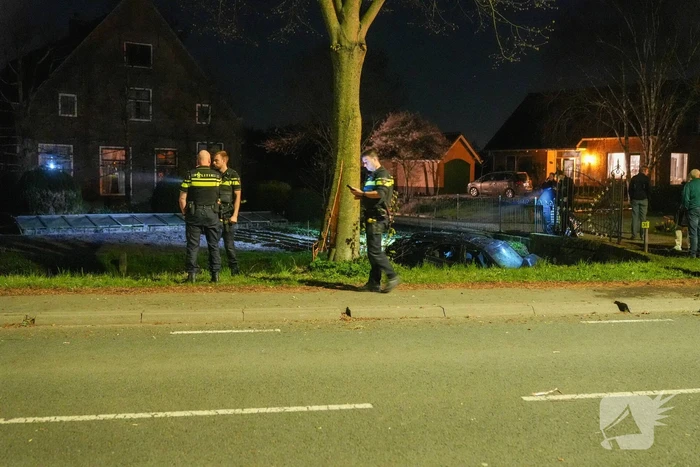 Auto raakt bij botsing met boom te water