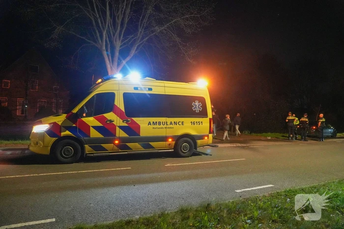 Auto raakt bij botsing met boom te water