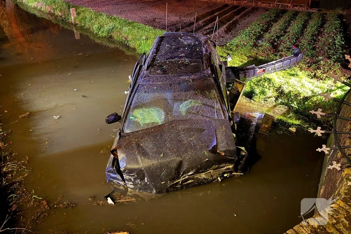 Auto raakt bij botsing met boom te water