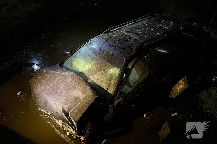 Auto raakt bij botsing met boom te water