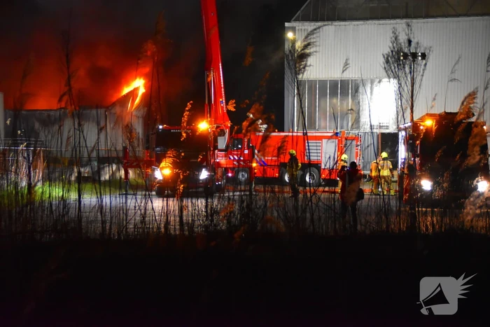 Grote brand in autobedrijf; pand niet meer te redden