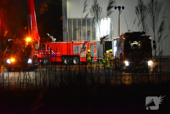 Grote brand in autobedrijf; pand niet meer te redden