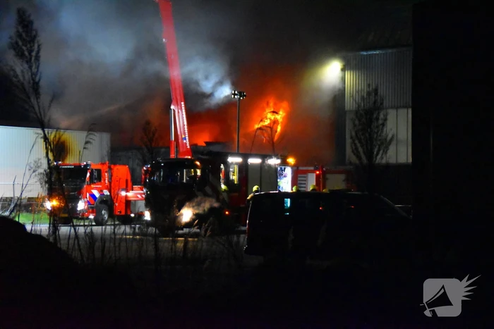 Grote brand in autobedrijf; pand niet meer te redden