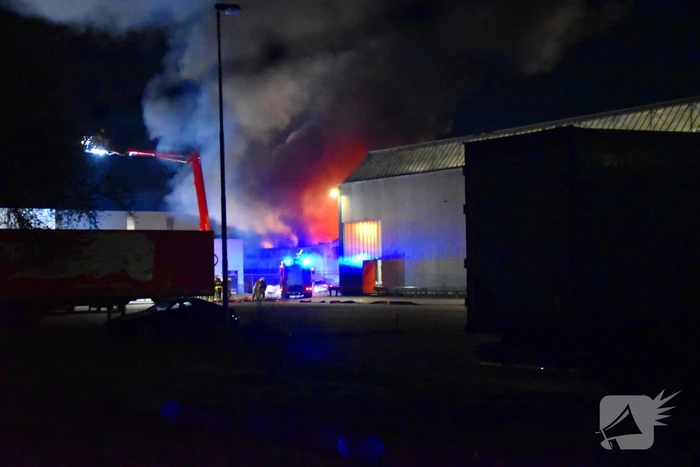 Grote brand in autobedrijf; pand niet meer te redden