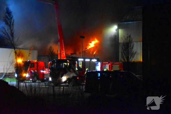 Grote brand in autobedrijf; pand niet meer te redden