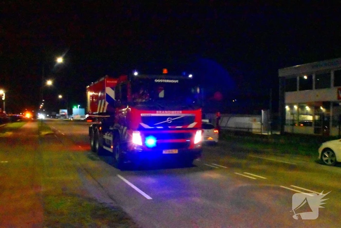 Grote brand in autobedrijf; pand niet meer te redden