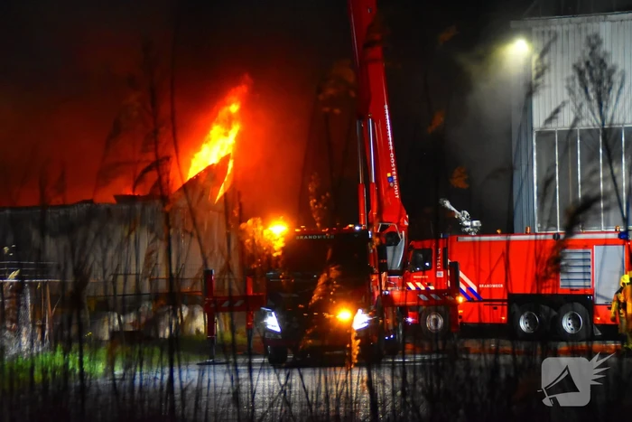 Grote brand in autobedrijf; pand niet meer te redden