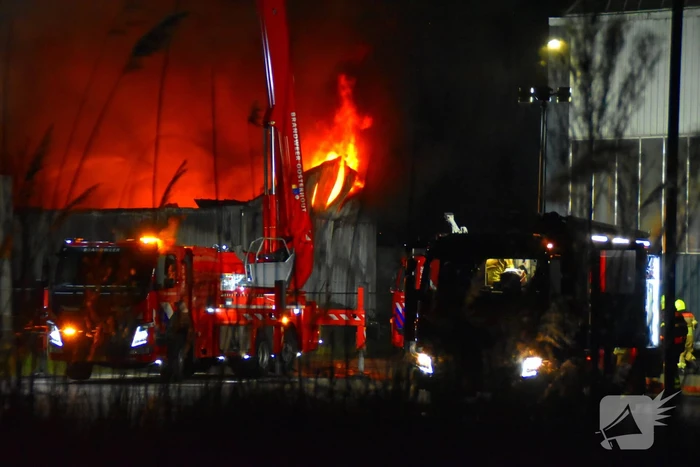 Grote brand in autobedrijf; pand niet meer te redden