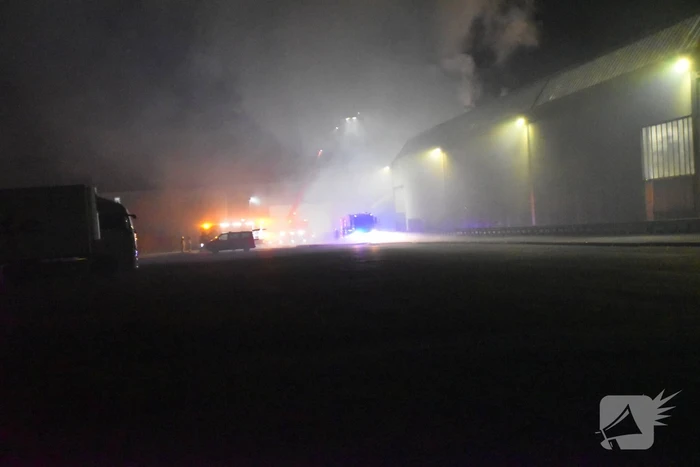 Grote brand in autobedrijf; pand niet meer te redden