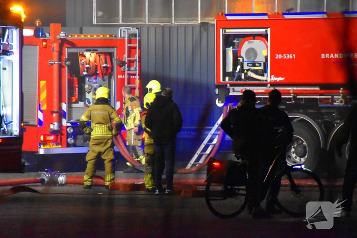 Grote brand in autobedrijf; pand niet meer te redden