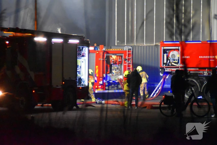 Grote brand in autobedrijf; pand niet meer te redden