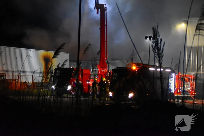 Grote brand in autobedrijf; pand niet meer te redden