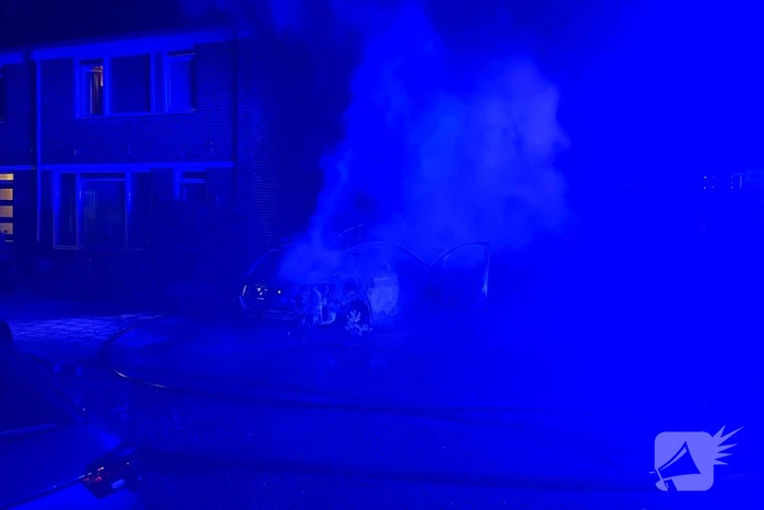 Geparkeerde personenauto volledig uitgebrand