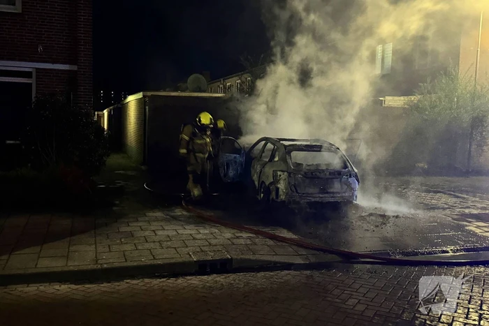 Geparkeerde personenauto volledig uitgebrand