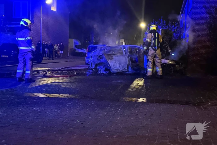 Geparkeerde personenauto volledig uitgebrand