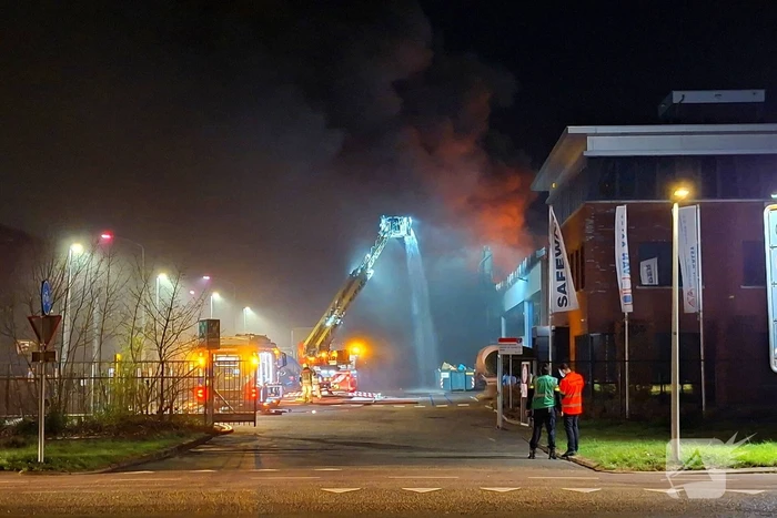 Zeer grote brand in bedrijfsloods