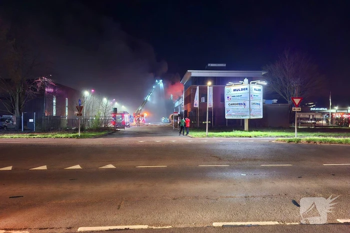 Zeer grote brand in bedrijfsloods