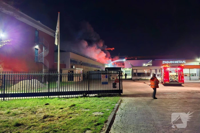 Zeer grote brand in bedrijfsloods