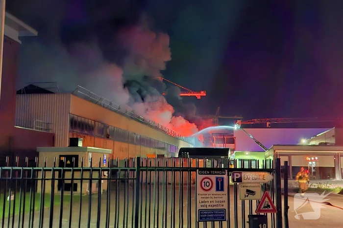 Zeer grote brand in bedrijfsloods