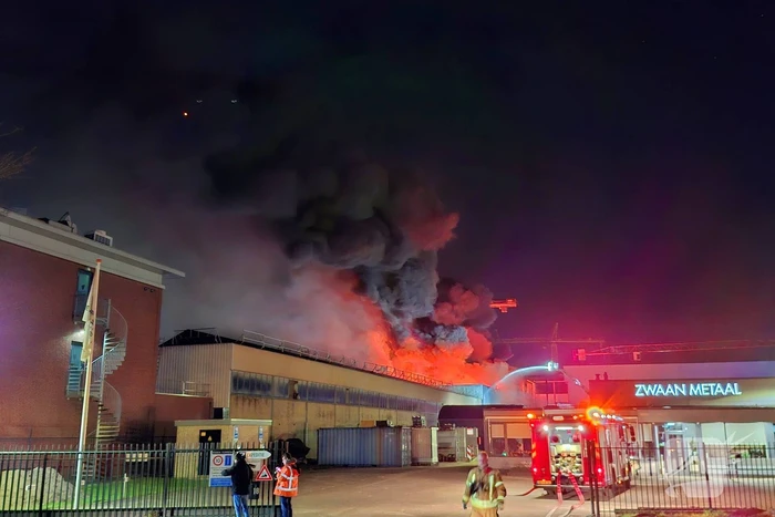 Zeer grote brand in bedrijfsloods