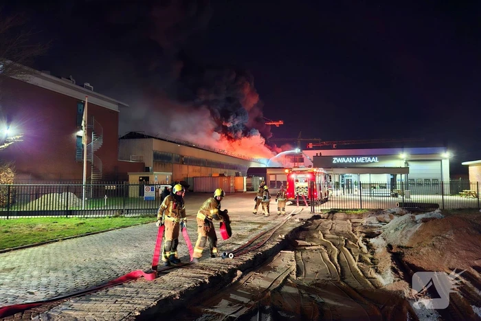 Zeer grote brand in bedrijfsloods