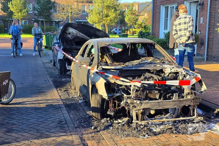 Twee voertuigen volledig verwoest door brand