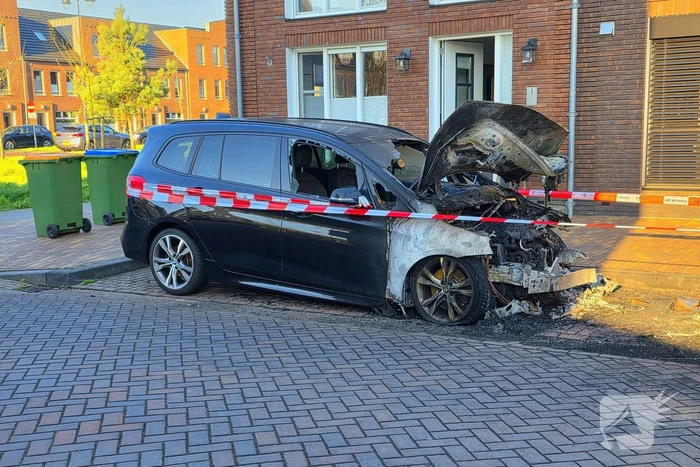 Twee voertuigen volledig verwoest door brand