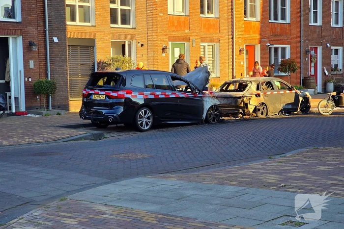 Twee voertuigen volledig verwoest door brand