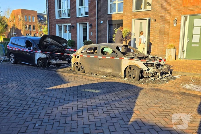 Twee voertuigen volledig verwoest door brand