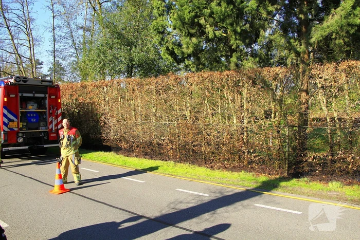 Omstanders blussen brand
